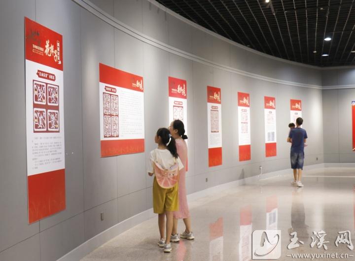展覽吸引觀眾觀看。