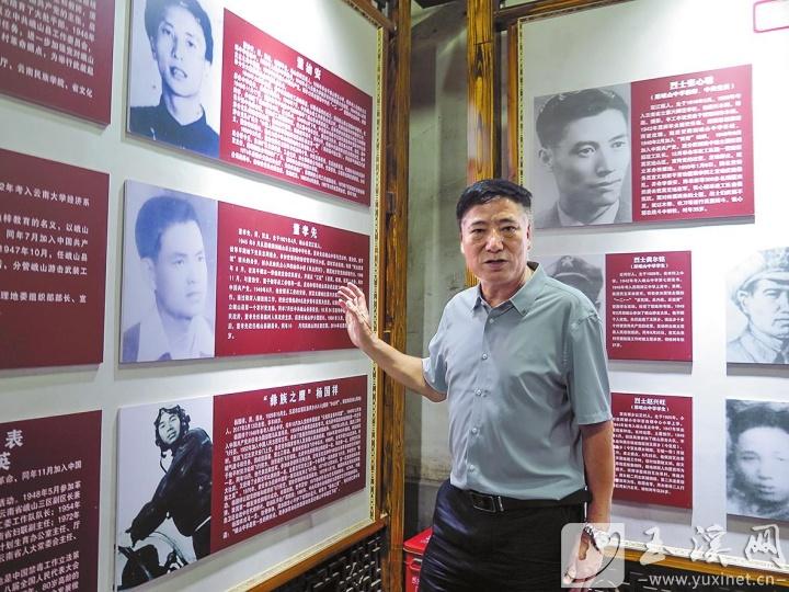 退休教師朱長江，作為“金牌宣講員”，前后作了400多場宣講，將楊國祥的事跡講到了中央電視臺。