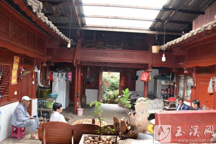 村中老宅內(nèi)部。