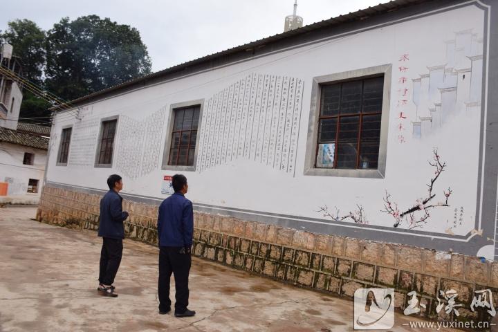 村子廣場中央的一面白色墻壁上記錄著來?？荡宓臍v史。