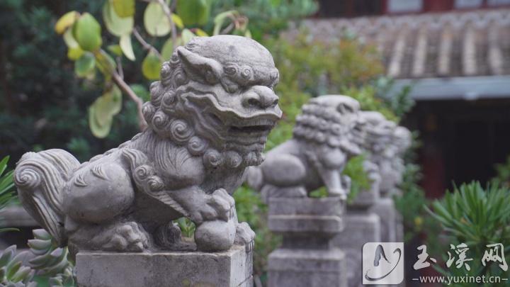 滇南石獅形態(tài)逼真，做工精細。