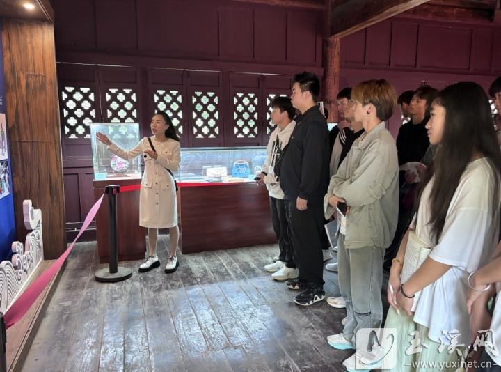到易門縣鑄牢中華民族共同體意識主題教育館開展現(xiàn)場教學(xué)。