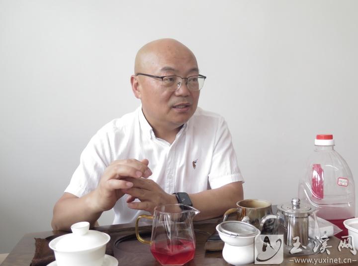 張紅向記者介紹調(diào)鼎齋的歷史及發(fā)展。
