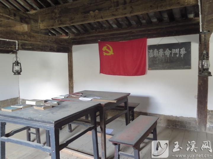 李和才故居里的滇南革命斗爭會議復(fù)原場景。