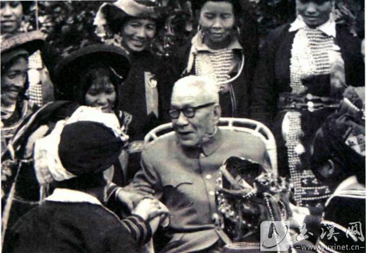 李和才與云南邊疆少數(shù)民族婦女代表親切交談。（資料圖）