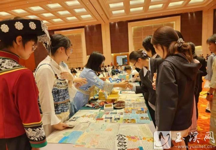 地球村文化體驗活動中，代表們展示各國風(fēng)采。