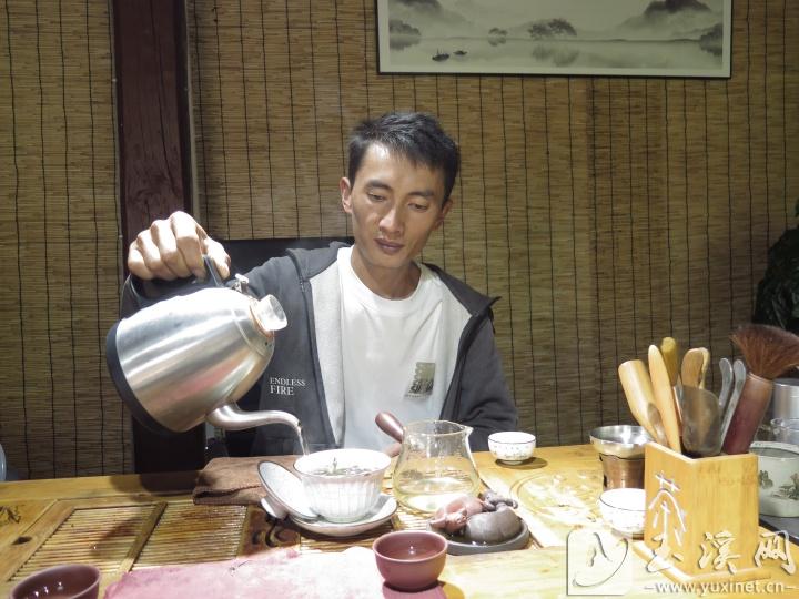年輕一代茶人楊福強(qiáng)在沖泡峨毛茶。