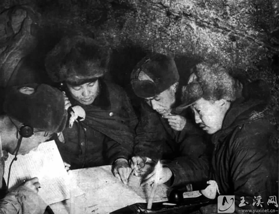 在朝鮮戰(zhàn)場(chǎng)團(tuán)指揮所中的盧昭（左二）。