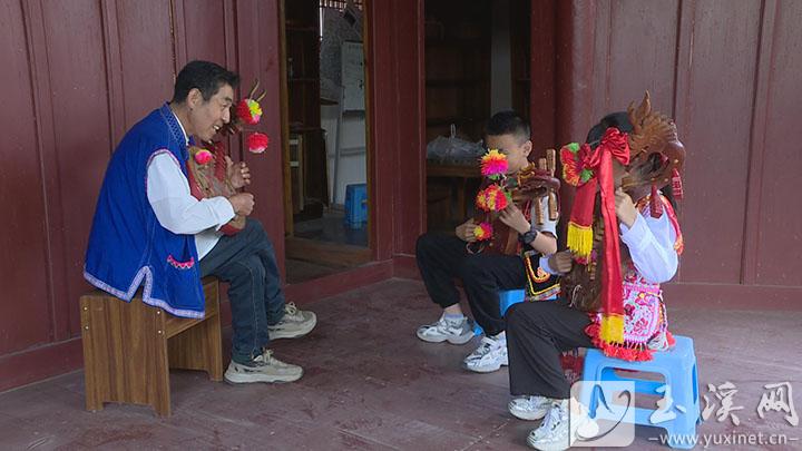 彭波在安化鄉(xiāng)民族文化傳習館進行非遺活態(tài)傳承教學活動。