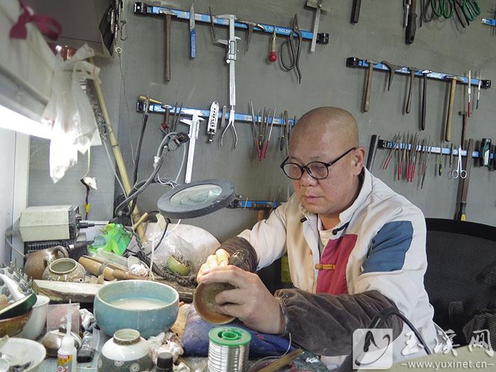 王海軍在做鋦瓷金繕修復(fù)。