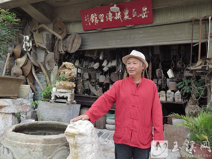岳喜文和他創(chuàng)建的“岳氏農(nóng)耕傳習(xí)館”。