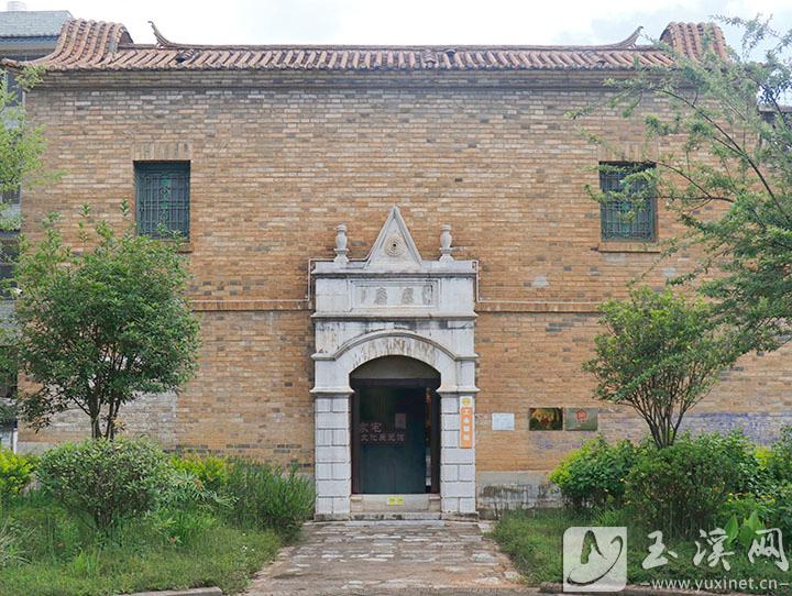 王家宅大門為青石砌成的拱形門，門額上刻有“泰廬”二字。